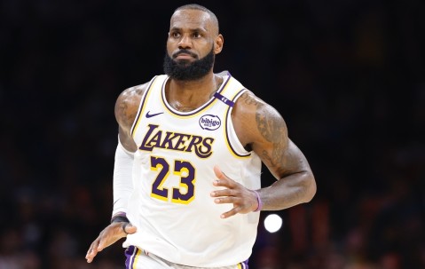 开云体育入口-弗莱：亚历山大肘击踢人还有罚球！詹姆斯根本没哨子！